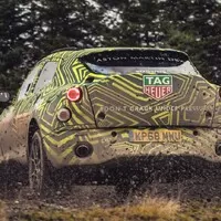 Maskovaný Aston Martin DBX se v novém videu prohání po šotolině