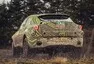 Maskovaný Aston Martin DBX se v novém videu prohání po šotolině