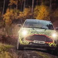Maskovaný Aston Martin DBX se v novém videu prohání po šotolině