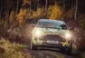 Maskovaný Aston Martin DBX se v novém videu prohání po šotolině