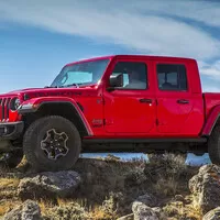 Jeep ukázal nový pick-up Gladiator. Stojí na základech Wrangleru.