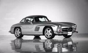 Do aukce jde unikátní Mercedes 300SL AMG po brunejském sultánovi