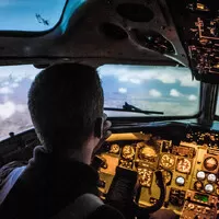 Jak nejlépe zkombinovat realitu skutečnou a virtuální? Přece na simulátoru!