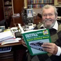 Zemřel John Haynes, zakladatel legendární série dílenských příruček