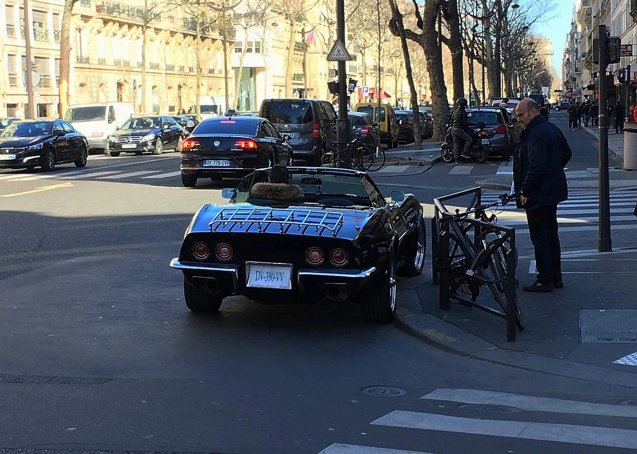 Corvette C3, hezky bez střechy, parkující jako prasátko. Ale kdo by se zlobil...