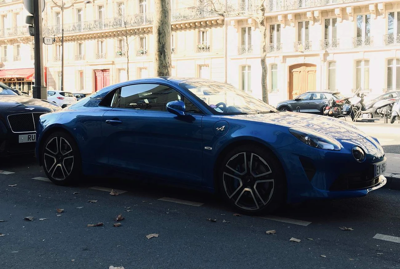 Alpine A110. Krásné proporce, kompaktní karoserie a vůbec neskutečně pěkný automobil.