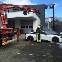 Jak se hasí doutnající automobil na baterie? Ponořením do vody!