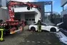 Jak se hasí doutnající automobil na baterie? Ponořením do vody!