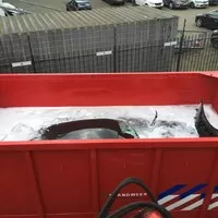 Jak se hasí doutnající automobil na baterie? Ponořením do vody!