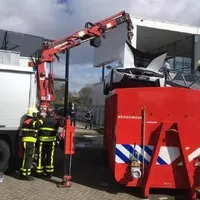 Jak se hasí doutnající automobil na baterie? Ponořením do vody!