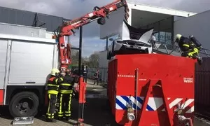 Jak se hasí doutnající automobil na baterie? Ponořením do vody!