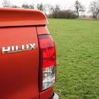 Toyota Hilux 2.4 D-4D Adventure: Dělník ve stylovém kroji