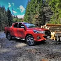 Toyota Hilux 2.4 D-4D Adventure: Dělník ve stylovém kroji