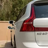 Parkování v Praze čekají změny. Hybridy už nejsou dostatečně ekologické, pokud se nenabíjí ze zásuvky