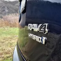 Parkování v Praze čekají změny. Hybridy už nejsou dostatečně ekologické, pokud se nenabíjí ze zásuvky