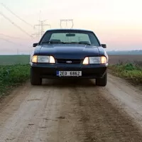 Ford Mustang Fox 5.0 V8: Síla na rameni