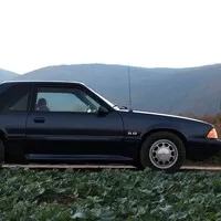 Ford Mustang Fox 5.0 V8: Síla na rameni