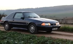 Ford Mustang Fox 5.0 V8: Síla na rameni