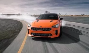 Kia Stinger GTS nabídne křiklavou barvu i driftovací mód