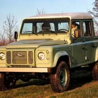 Nový Defender nedostane pevnou zadní nápravu. Poláci mají ale řešení.