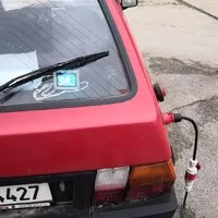 Reflektor za zadním oknem slouží jako kontrolka nabíjení