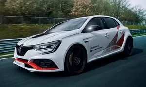 Renault sesadil Hondu z trůnu krále Nürburgringu