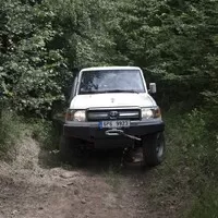 Toyota LC76: Vláčej mě bahnem a kamením!