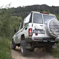Toyota LC76: Vláčej mě bahnem a kamením!