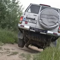 Toyota LC76: Vláčej mě bahnem a kamením!