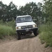 Toyota LC76: Vláčej mě bahnem a kamením!