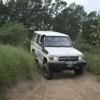 Toyota LC76: Vláčej mě bahnem a kamením!
