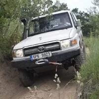 Toyota LC76: Vláčej mě bahnem a kamením!