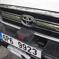 Toyota LC76: Vláčej mě bahnem a kamením!