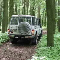 Toyota LC76: Vláčej mě bahnem a kamením!