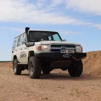Toyota LC76: Vláčej mě bahnem a kamením!