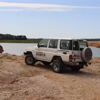Toyota LC76: Vláčej mě bahnem a kamením!