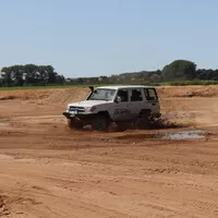 Toyota LC76: Vláčej mě bahnem a kamením!