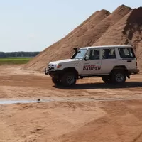 Toyota LC76: Vláčej mě bahnem a kamením!