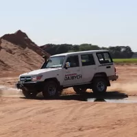 Toyota LC76: Vláčej mě bahnem a kamením!