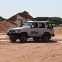 Toyota LC76: Vláčej mě bahnem a kamením!