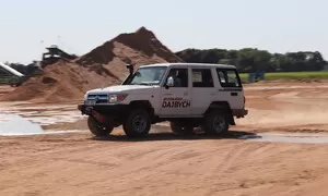 Toyota LC76: Vláčej mě bahnem a kamením!
