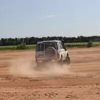 Toyota LC76: Vláčej mě bahnem a kamením!