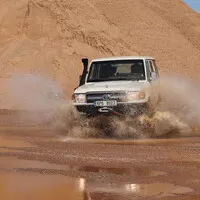 Toyota LC76: Vláčej mě bahnem a kamením!