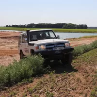 Toyota LC76: Vláčej mě bahnem a kamením!