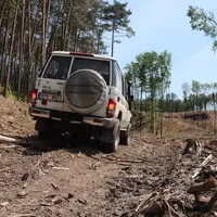Toyota LC76: Vláčej mě bahnem a kamením!
