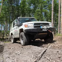 Toyota LC76: Vláčej mě bahnem a kamením!