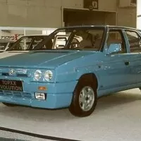 Když GLX nestačí: Zahraniční verze Favorita, které se u nás neprodávaly