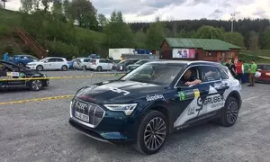 Rozkaz zní jasně. Audi E-Tron musí dojet za každou cenu.
