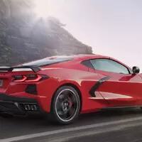 Corvette C8: bez manuálu, bez listových per a s motorem uprostřed