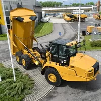 CAT 730: Autíčkář mezi obry